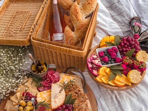 Picnic Perfect: How to Pack a Basket Full of Flavor