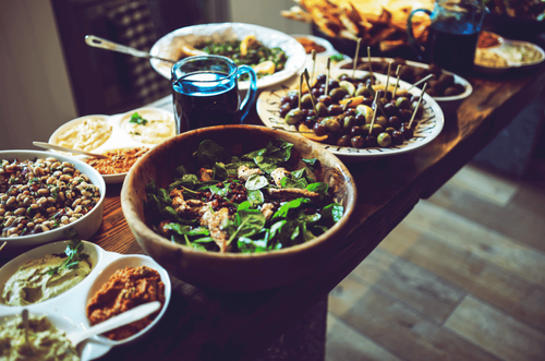 Here’s How To Host Thanksgiving on a Budget